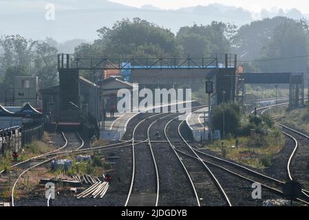 Castle Cary, Somerset, Royaume-Uni. 21st juin 2022. Vue générale de la gare de Castle Cary, dans le Somerset, qui se prépare à l'afflux de foules se rendant au festival de Glastonbury le premier jour de la grève ferroviaire du RMT. Le premier train d'aujourd'hui avec des festivalgoers est attendu vers midi. Crédit photo : Graham Hunt/Alamy Live News Banque D'Images