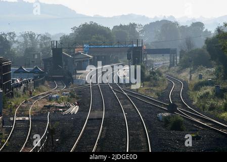 Castle Cary, Somerset, Royaume-Uni. 21st juin 2022. Vue générale de la gare de Castle Cary, dans le Somerset, qui se prépare à l'afflux de foules se rendant au festival de Glastonbury le premier jour de la grève ferroviaire du RMT. Le premier train d'aujourd'hui avec des festivalgoers est attendu vers midi. Crédit photo : Graham Hunt/Alamy Live News Banque D'Images