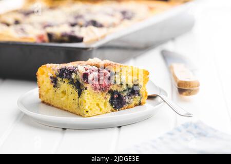 Génoise maison avec fruits. La tarte fruitée. Banque D'Images