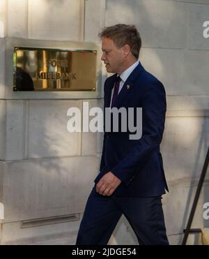 Londres, Angleterre, Royaume-Uni. 21st juin 2022. La SUBVENTION du Secrétaire d'État aux transports SHAPPS arrive dans les studios de télévision avant le début de la journée dans les médias, alors que les cheminots commencent la plus grande grève depuis des décennies au Royaume-Uni. (Image de crédit : © Tayfun Salci/ZUMA Press Wire) Banque D'Images