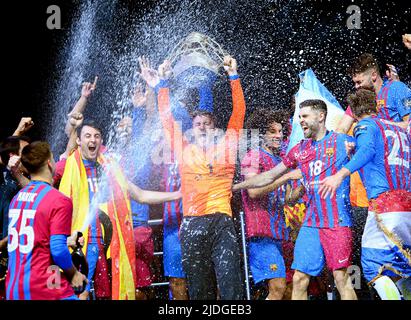 Cologne, Allemagne. 19th juin 2022. Cérémonie de remise des prix, jubilation Team Barca avec la coupe le goalwart Gonzalo PEREZ DE VARGAS (Barca) tient, équipe, douche au champagne Ligue des champions de handball finale quatre, finale FC Barcelone (Barca) contre Lomza vive Kielce 37:35 après sept mètres, sur 19 juin 2022 à Cologne, en Allemagne. Crédit : dpa/Alay Live News Banque D'Images