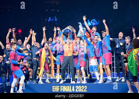 *** Cérémonie de remise des prix, jubilation équipe Barca avec la coupe le goalwart Gonzalo PEREZ DE VARGAS (Barca) tient, équipe, handball Ligue des champions finale quatre, finale FC Barcelone (Barca) contre Lomza vive Kielce 37:35 après sept mètres, sur 19 juin 2022 à Koeln/Allemagne. Â Banque D'Images