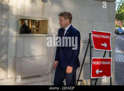 Londres, Angleterre, Royaume-Uni. 21st juin 2022. La SUBVENTION du Secrétaire d'État aux transports SHAPPS arrive dans les studios de télévision avant le début de la journée dans les médias, alors que les cheminots commencent la plus grande grève depuis des décennies au Royaume-Uni. (Image de crédit : © Tayfun Salci/ZUMA Press Wire) Banque D'Images