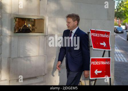 Londres, Angleterre, Royaume-Uni. 21st juin 2022. La SUBVENTION du Secrétaire d'État aux transports SHAPPS arrive dans les studios de télévision avant le début de la journée dans les médias, alors que les cheminots commencent la plus grande grève depuis des décennies au Royaume-Uni. (Image de crédit : © Tayfun Salci/ZUMA Press Wire) Banque D'Images