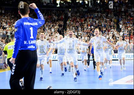 Finale jubilation Kiel, l'équipe se dirige vers le goalwart Niklas LANDIN (KI), de gauche à droite goalwart Niklas LANDIN (KI), Bjarte MYRHOL (KI), Mykola BILYK (KI), Patrick WIENCEK (KI), Domagoj DUVNJAK (KI), Sven EHRIG (KI), finale quatre de la Ligue des champions de handball, match pour 3rd places. THW Kiel (KI) contre Telekom Veszprem (Vesz), sur 19 juin 2022 à Koeln/Allemagne. Â Banque D'Images