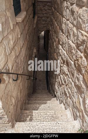 Simtat Hamashiah est l'ancien escalier en pierre calcaire étroit dans une allée de la vieille ville de Safed Tsfat en Israël où certains croient que le Messie va com Banque D'Images