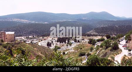 Ancien cimetière de Tssfat Safed dans la haute Galilée Galilée Galilée en Israël avec le Mont Meron et un ciel bleu ciel voilé en arrière-plan Banque D'Images