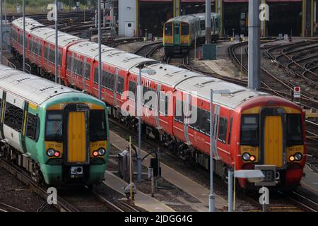 Brighton, Royaume-Uni. 21st juin 2022. Les trains qui se trouvent sur les voies ferrées près de la gare de Brighton travaillent au dépôt le matin de la première grève nationale des chemins de fer. Credit: James Boardman / Alamy Live News Banque D'Images