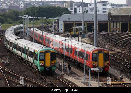 Brighton, Royaume-Uni. 21st juin 2022. Les trains qui se trouvent sur les voies ferrées près de la gare de Brighton travaillent au dépôt le matin de la première grève nationale des chemins de fer. Credit: James Boardman / Alamy Live News Banque D'Images