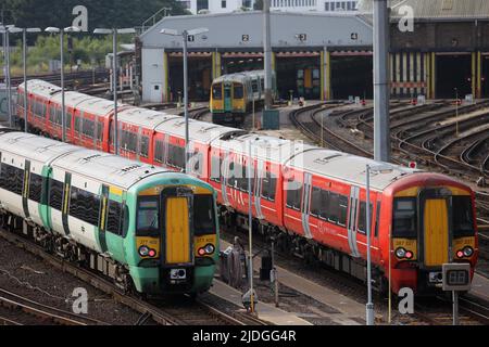 Brighton, Royaume-Uni. 21st juin 2022. Les trains qui se trouvent sur les voies ferrées près de la gare de Brighton travaillent au dépôt le matin de la première grève nationale des chemins de fer. Credit: James Boardman / Alamy Live News Banque D'Images