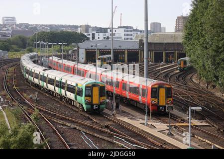 Brighton, Royaume-Uni. 21st juin 2022. Les trains qui se trouvent sur les voies ferrées près de la gare de Brighton travaillent au dépôt le matin de la première grève nationale des chemins de fer. Credit: James Boardman / Alamy Live News Banque D'Images