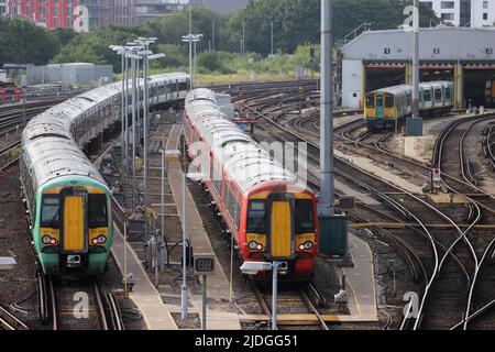 Brighton, Royaume-Uni. 21st juin 2022. Les trains qui se trouvent sur les voies ferrées près de la gare de Brighton travaillent au dépôt le matin de la première grève nationale des chemins de fer. Credit: James Boardman / Alamy Live News Banque D'Images