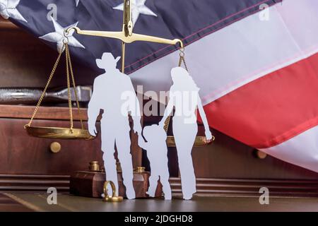 Silhouettes de bureau d'avocat sur blanc avec drapeau des états-unis. Banque D'Images