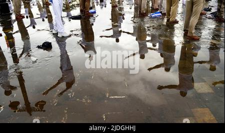 Mumbai, Maharashtra, Inde. 21st juin 2022. Réflexion des personnes qui célèbrent la Journée internationale du yoga à Mumbai, Inde, 21 juin 2022. (Credit image: © Indranil Aditya/ZUMA Press Wire) Banque D'Images