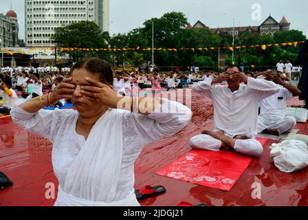 Mumbai, Maharashtra, Inde. 21st juin 2022. Les gens célèbrent la Journée internationale du yoga à Mumbai, Inde, 21 juin 2022. (Credit image: © Indranil Aditya/ZUMA Press Wire) Banque D'Images