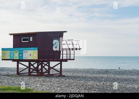 16.05.2022. Batumi, Géorgie. Petite maison en bois sur la plage de la mer Noire. Photo de haute qualité Banque D'Images