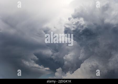 Gros plan sur les nuages de tempête sur le fond du ciel Banque D'Images