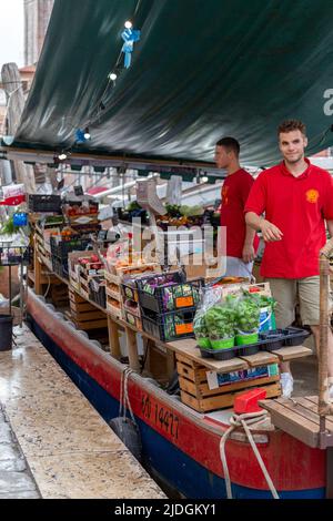 Venise, Italie - 06 09 2022: Une épicerie sur un canal à Venise. Banque D'Images