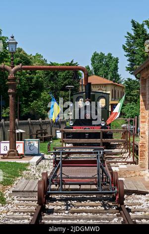 Ancienne locomotive à vapeur avec drapeaux italiens, ukrainiens et européens. Invasion russe de l'Ukraine 2022. Classe, Ravenne, Émilie-Romagne, Italie, Europe Banque D'Images