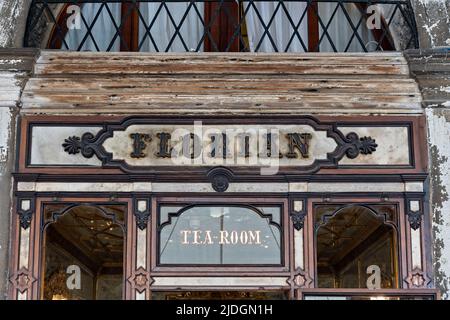 Florian Cafe est la plus ancienne maison de café en activité continue en Italie, et l'une des plus anciennes au monde. Venise, Italie, Europe UE. Inscrivez-vous en gros plan. Banque D'Images