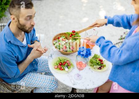 Jeune famille déjeuner à l'arrière-cour l'été Banque D'Images