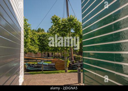 Enkhuizen, pays-Bas, juin 2022. Vue à travers les façades en bois d'un voilier historique à Enkhuizen. Photo de haute qualité Banque D'Images