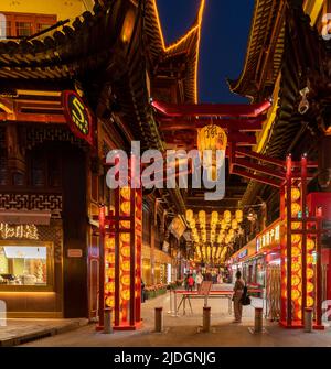 Les célèbres lanternes illuminées s'affichent à l'intérieur de Yu Yuan, jardin Yu, pendant le festival des lanternes de l'année de l'Ox. Banque D'Images