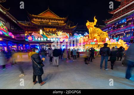 Les célèbres lanternes illuminées s'affichent à l'intérieur de Yu Yuan, jardin Yu, pendant le festival des lanternes de l'année de l'Ox. Banque D'Images