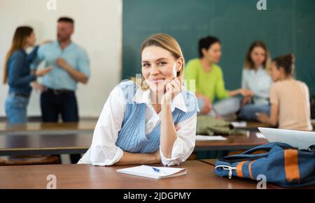 Portrait si femme souriante étudiant à l'université Banque D'Images