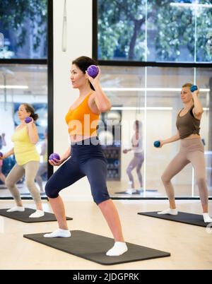 Aérobic pilate les femmes avec des balles de toning dans la rangée sur le cours de fitness Banque D'Images