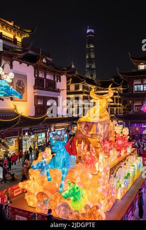 Les célèbres lanternes illuminées s'affichent à l'intérieur de Yu Yuan, jardin Yu, pendant le festival des lanternes de l'année de l'Ox. Banque D'Images