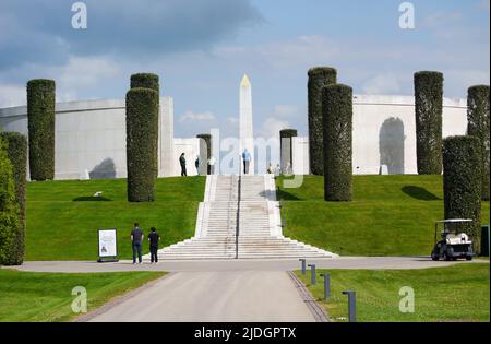 Personnes marchant vers le haut du Mémorial des Forces armées à l'Arboretum National Memorial, Airewas près de Lichfield, Staffordshire, Angleterre, Royaume-Uni Banque D'Images