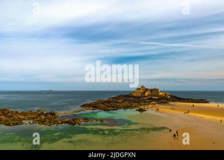 Le fort vu des remparts de la ville de Saint-Malo. Paysage marin. Côtes françaises (Bretagne). Paysage de carte postale. Banque D'Images