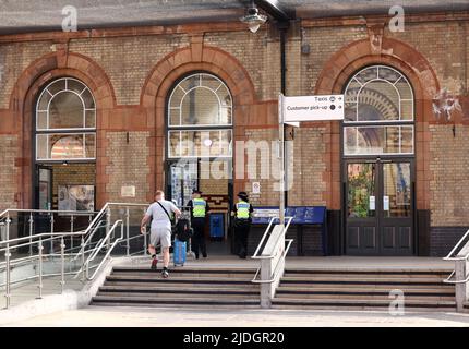 Leicester, Leicestershire, Royaume-Uni. 21st juin 2022. Un voyageur entre dans la gare alors que les travailleurs ferroviaires entrejouent la première des trois grèves nationales. Le TMT a appelé à des grèves sur les réductions d'emplois, les salaires et les conditions. Credit Darren Staples/Alay Live News. Banque D'Images