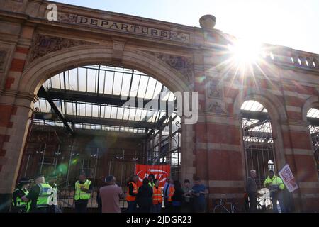 Leicester, Leicestershire, Royaume-Uni. 21st juin 2022. Les travailleurs du rail se tiennent sur une ligne de piquetage alors qu'ils entreprennent la première des trois grèves nationales. Le TMT a appelé à des grèves sur les réductions d'emplois, les salaires et les conditions. Credit Darren Staples/Alay Live News. Banque D'Images