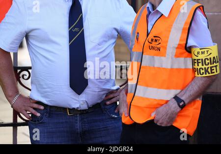 Leicester, Leicestershire, Royaume-Uni. 21st juin 2022. Les travailleurs du rail se tiennent sur une ligne de piquetage alors qu'ils entreprennent la première des trois grèves nationales. Le TMT a appelé à des grèves sur les réductions d'emplois, les salaires et les conditions. Credit Darren Staples/Alay Live News. Banque D'Images