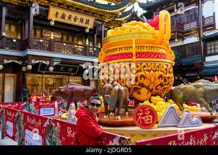 Visites touristiques de la célèbre exposition de lanternes à l'intérieur de Yu Yuan, jardin Yu, pendant le festival de lanternes de l'année de l'Ox. Banque D'Images