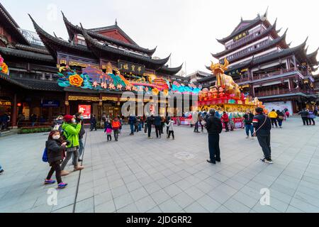 Visites touristiques de la célèbre exposition de lanternes à l'intérieur de Yu Yuan, jardin Yu, pendant le festival de lanternes de l'année de l'Ox. Banque D'Images