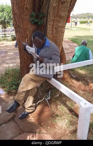 Spectateurs étudiant la cote de course, Hippodrome de Ngong, chemin Ngong, Nairobi, Kenya. 1 mars 2015 Banque D'Images