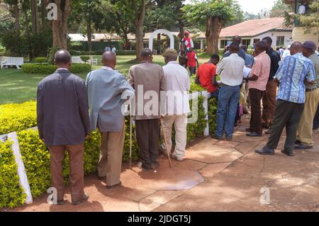 Spectateurs regardant des chevaux en train d'être conduits autour de l'anneau de parade avant une course, champ de courses de Ngong, chemin de Ngong, Nairobi, Kenya. 1 mars 2015 Banque D'Images