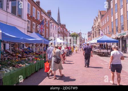 Chichester centre-ville, étals traditionnels du marché Banque D'Images