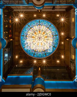 Vue sur le plafond depuis le bas d'un nautilus staricase à l'intérieur d'un centre commercial à Yu Yuan. Banque D'Images