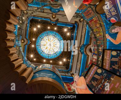 Vue sur le plafond depuis le bas d'un nautilus staricase à l'intérieur d'un centre commercial à Yu Yuan. Banque D'Images