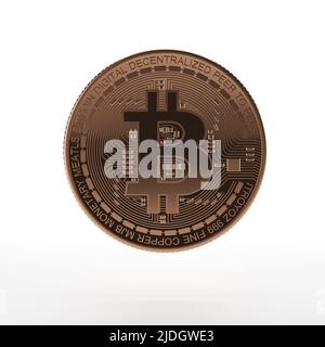 3D rendu - pièce de monnaie métallique souvenir Bitcoin isolé sur fond blanc. Banque D'Images