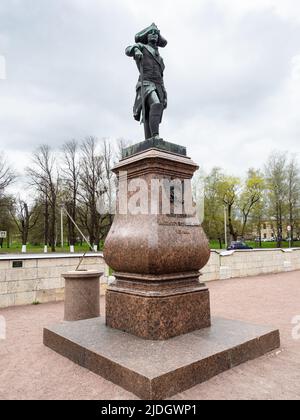 Gatchina, Russie - 15 mai 2022 : monument à l'empereur Paul I dans la cour en face du Grand Palais Gatchina. Le palais Gatchina a reçu le patrimoine mondial de l'UNESCO Banque D'Images