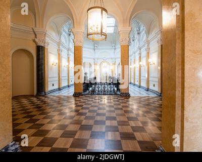 Gatchina, Russie - 15 mai 2022 : escalier en marbre dans le Grand Palais Gatchina. Le palais Gatchina a reçu le statut de site du patrimoine mondial de l'UNESCO en 1990 Banque D'Images