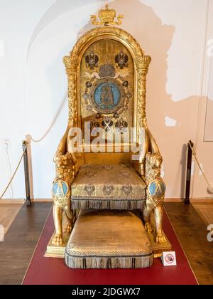 Gatchina, Russie - 15 mai 2022 : chaise de coranisation des empereurs Alexandre II et Alexandre III dans le Grand Palais de Gatchina. Le palais Gatchina a reçu l'UNESCO Banque D'Images