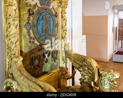 Gatchina, Russie - 15 mai 2022 : détail de la chaise de coranisation des empereurs Alexandre II et Alexandre III dans le Grand Palais de Gatchina. Palais Gatchina, séquestre Banque D'Images