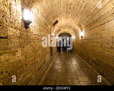 Gatchina, Russie - 15 mai 2022 : visiteurs dans le passage souterrain du Grand Palais Gatchina. Le palais Gatchina a reçu le statut de site classé au patrimoine mondial de l'UNESCO Banque D'Images