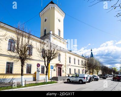 Gatchina, Russie - 15 mai 2022 : rue Krasnaya dans la ville de Gatchina au printemps. Gatchina est la plus grande ville de l'oblast de Leningrad, elle est plus connue sous le nom de Banque D'Images